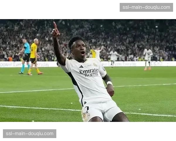 伯纳乌现场：维尼修斯突破造点，亲自主罚命中助皇马反超比分