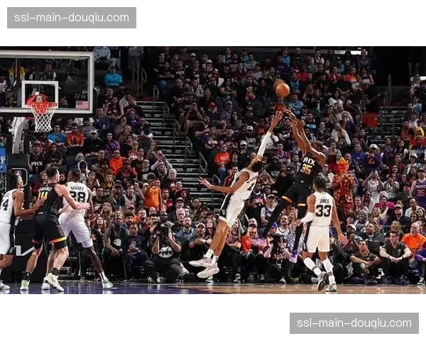 文班亚马追身封盖后发动长传，马刺完成5秒内反击得分。